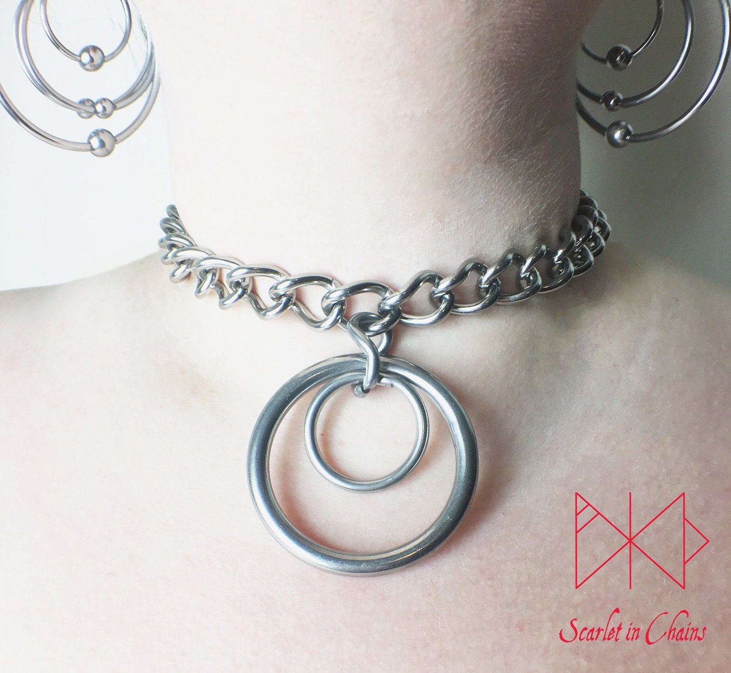 Eclipse Collar worn, 3mm chain collar with large 40mm O ring with a 20mm smaller O ring inside it 